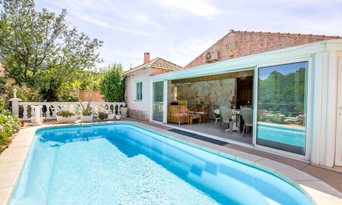 Sollies Pont House | Relaxing Private Villa with Pool, Ocean View & Pet-Friendly