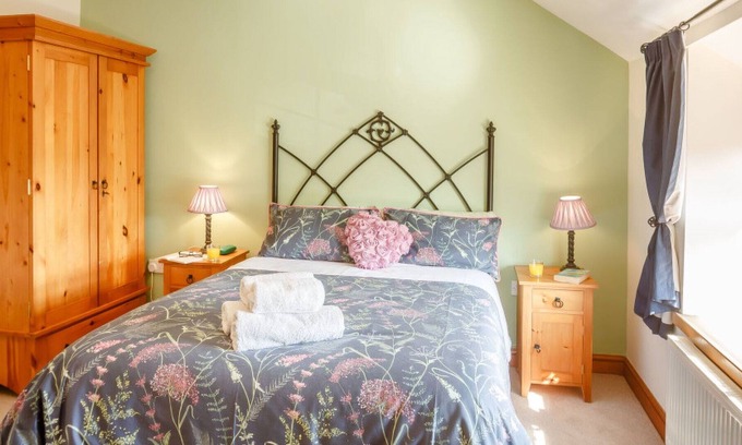 Criccieth Villa | Wonderful private villa for 6 people with TV, patio, panoramic view and parking