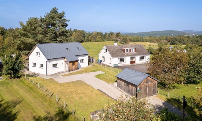 Nethy Bridge House | Inviting Villa for 6 with Lake View, Pets Welcome & WIFI