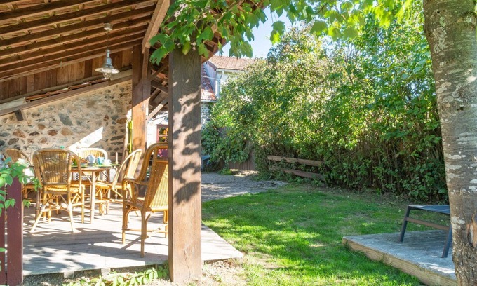 Chiddes House | Charming Villa with Lake View, WiFi & Pet-Friendly Perks