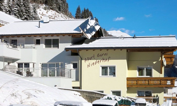 Kappl House | Spacious Private Villa for 20 with WIFI, Terrace & Parking