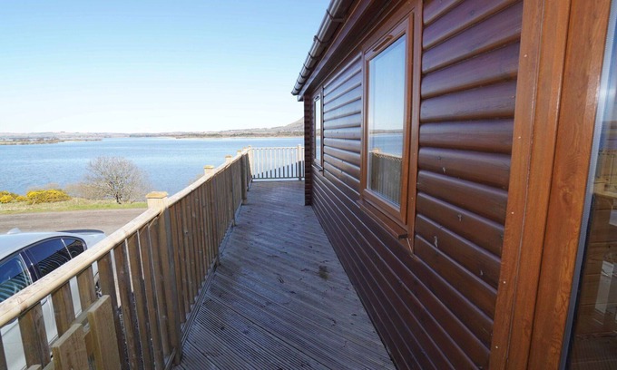 Kinross House | Inviting Private Villa for 6 with Lake View & Pet Friendly
