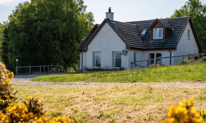 Loch Ness House | Elegant Private Villa for 6 with Panoramic Views & WIFI