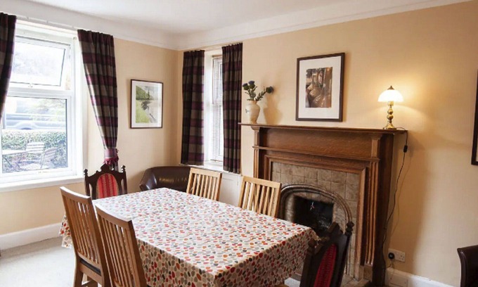 Drumnadrochit House | Inviting Villa for 6 with Lake Views and Modern Amenities