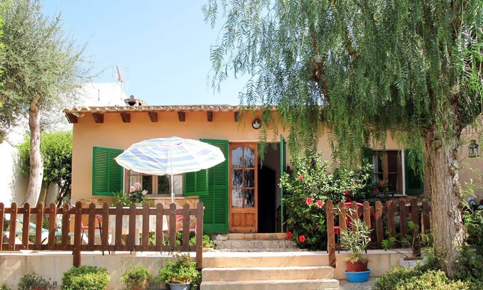 Cala Llombards House | Cozy Villa with Oceanfront Views and Pet-Friendly Perks