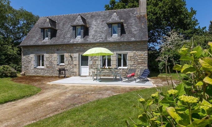 Sizun Villa | Private Villa for 5 with Lake View, Pets Welcome & WIFI