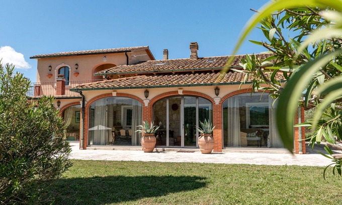 Manciano Villa | Private Villa for 9 with Pool, Patio & Pet-Friendly Perks