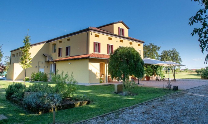 Noventa Padovana Villa | Idyllic Private Villa for 7 near Padua with Essential Amenities