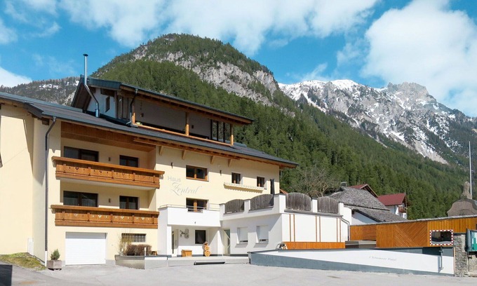Schnann House | Inviting Private Villa for 10 with WIFI and Terrace