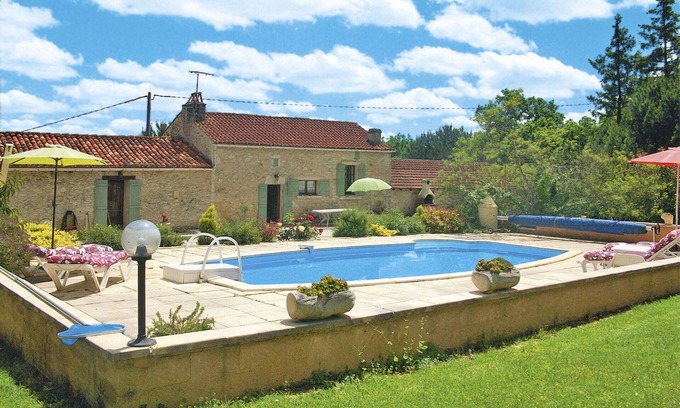 Blanquefort-sur-Briolance Villa | Private Villa Retreat with Pool, Pets Welcome & Free WiFi