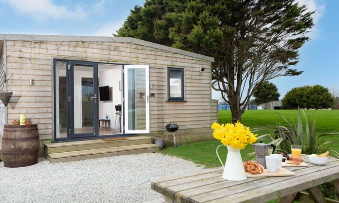 Helford Passage House | Cozy Private Villa for 4 with Pet-Friendly Amenities