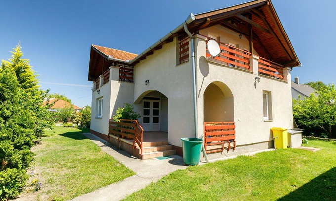 Balatonfenyves House | Relaxing Private Villa for 10 with Lake Views and Pets Welcome