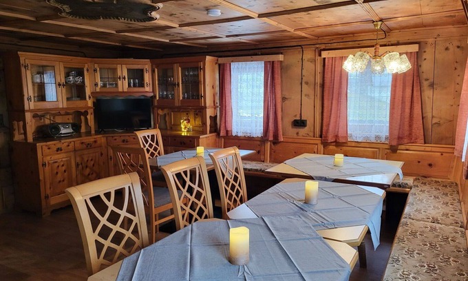 Kappl Villa | Cozy Private Villa for 14 with WIFI, Spa and Breakfast
