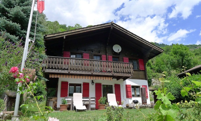 Bister House | Private Villa for 6 with WIFI, TV, Patio & Parking