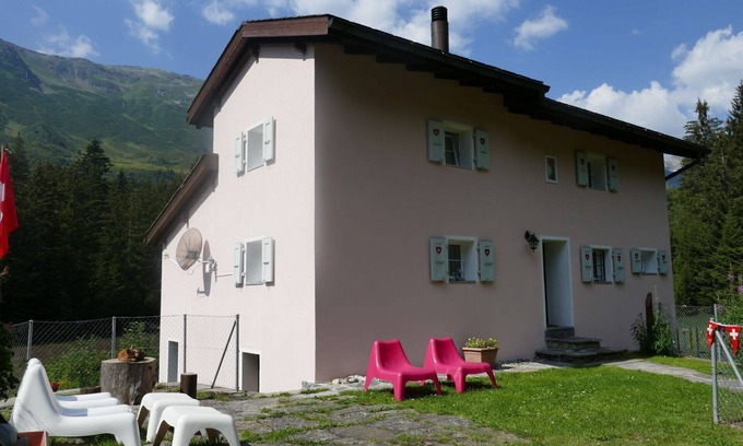 Blenio House | Inviting Villa for 5 with Beautiful Lake View & Pet-Friendly