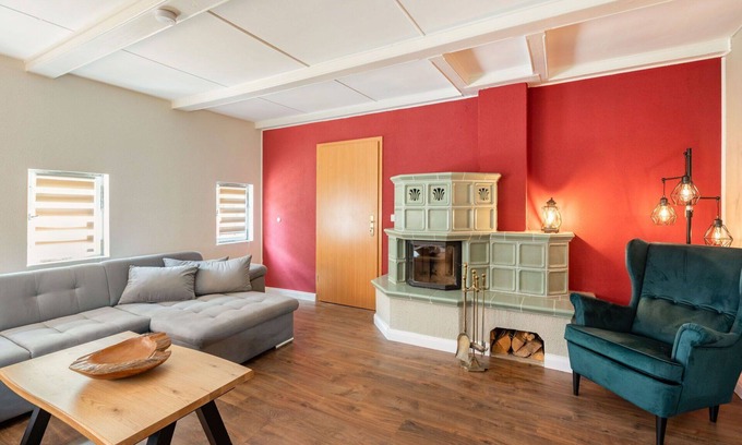 Oybin House | Inviting Villa for 10 with Hot Tub, Patio & Pet Friendly