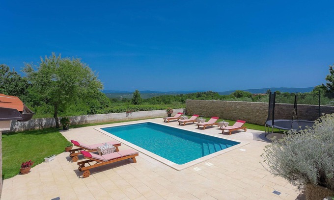 Melnica House | Inviting Villa with Private Pool and Ocean View for 10 Guests