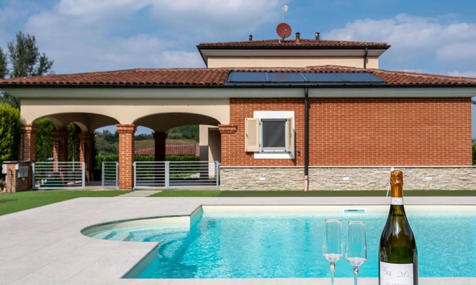 Settime House | Private Villa for 11 with Pool, A/C, and Great Amenities