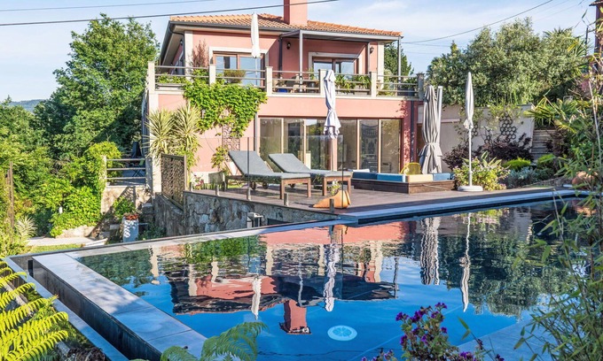 Ponte de Lima Villa | Private Villa for 12 with Pool, WIFI & Parking Amenities