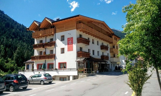Cogolo Hotel | Inviting Suite "Edelweiss" with Spa and Family Amenities