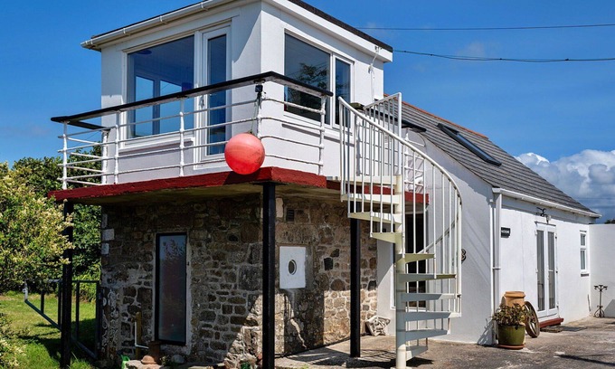 Pendeen House | Wonderful villa for 2 people with WIFI, terrace, pets allowed and parking