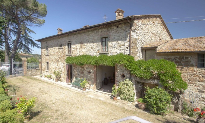 Radda in Chianti Villa | Beautiful Villa with Stunning Views, Pets Welcome & Parking
