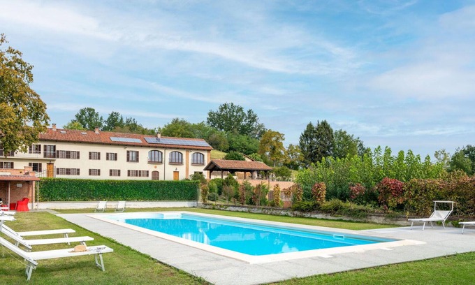Cortazzone House | Wonderful villa for 10 people with WIFI, pool, TV, patio and parking