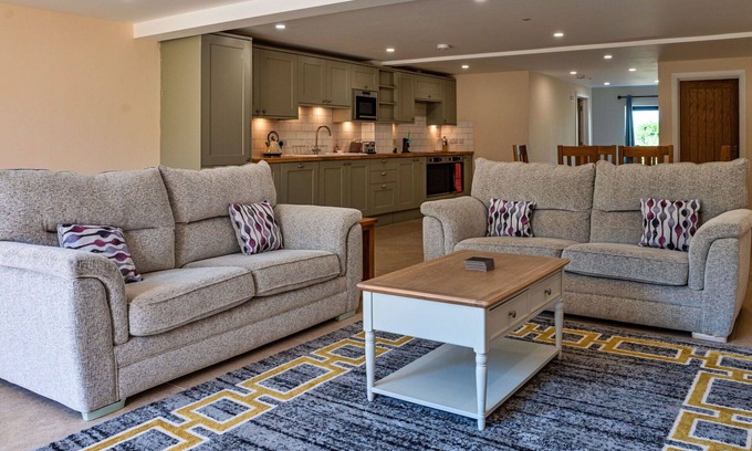 Little Rissington House | Wonderful villa for 6 people with hot tub, WIFI, pets allowed and parking