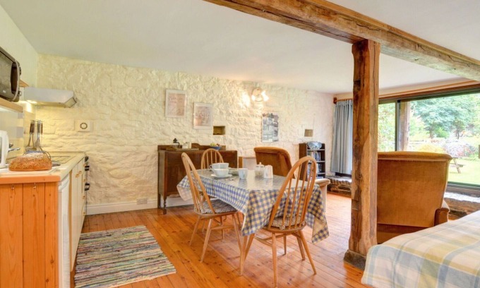 Builth Wells House | Wonderful villa for 2 guests with patio, panoramic view and parking
