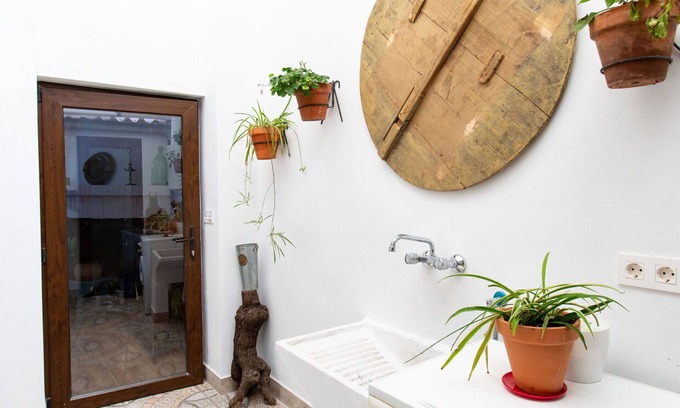 Niguelas House | Elegant Villa for 8 with WIFI, Terrace & Spa Amenities