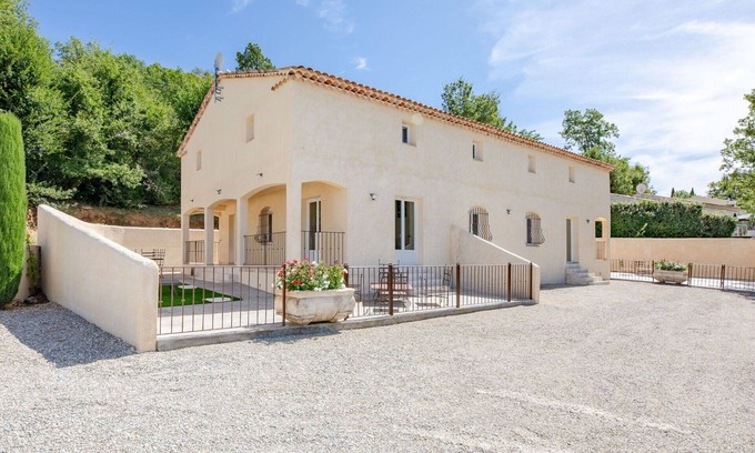 Bauduen House | Inviting Villa for 8 with Lake View, WIFI, and Parking