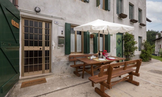 Barcis House | Inviting Villa with Lake View, Kitchen and Patio for 8
