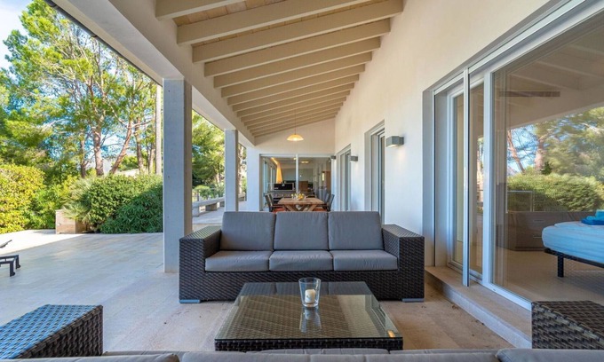 Betlem de Marina Villa | Inviting Villa for 8 with Private Pool and Ocean Views