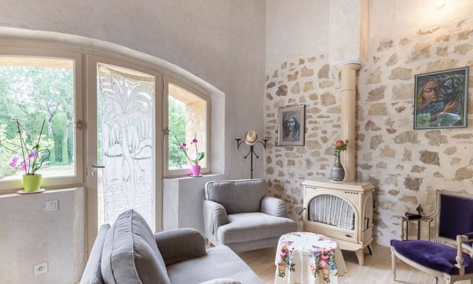 Caderousse House | Welcoming Villa for 6 with WIFI, Terrace & Parking