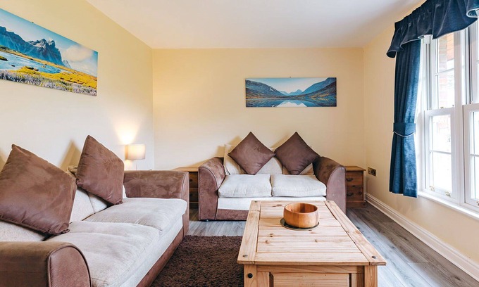Eaton Mascott House | Wonderful villa for 4 guests with WIFI, TV and pets allowed