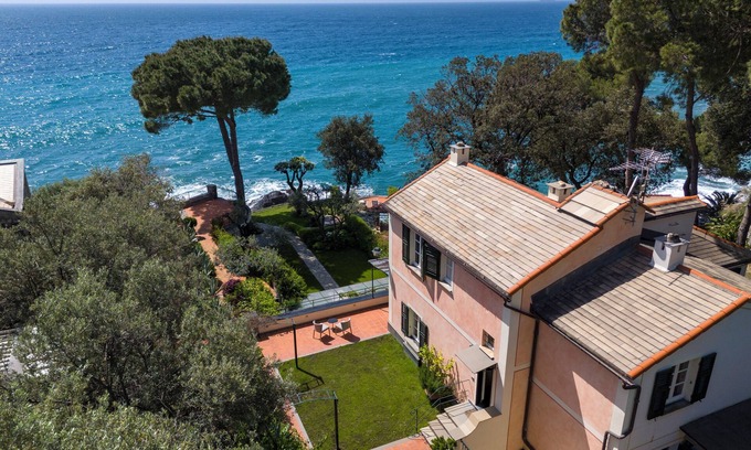 Recco Villa | Cozy Villa in Mulinetti with Oceanfront Views and Breakfast