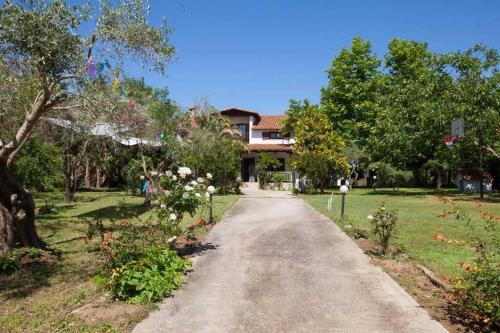 Thermaikos Villa | Idyllic Villa with Spacious Yard near Potamos Beach