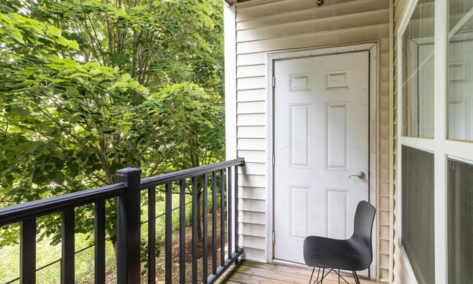 Woburn Apartment | Convenient Woburn 2BR with In-Unit Laundry & Pool Access