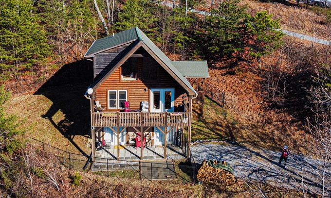 Bostic Cabin | Cozy Mountainside Log Cabin with Hot Tub & Pet-Friendly Stay