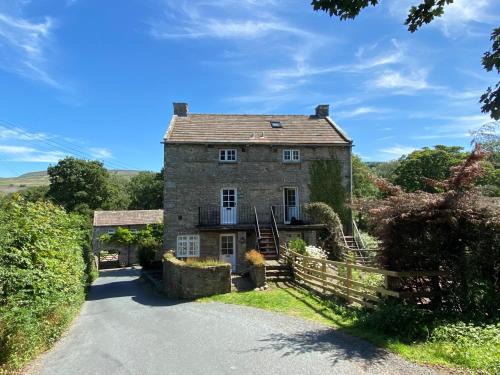 Newbiggin-in-Bishopdale House | Scenic Dales Mill Property - Pet Friendly with High Ratings