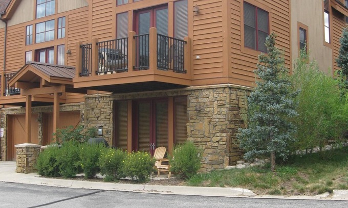 Keystone Condo | Updated 2BR Groundfloor Condo with Spa and Shuttle Service