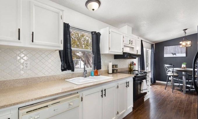 Williams House | Escape to Wonderland in Williams with Scenic Views