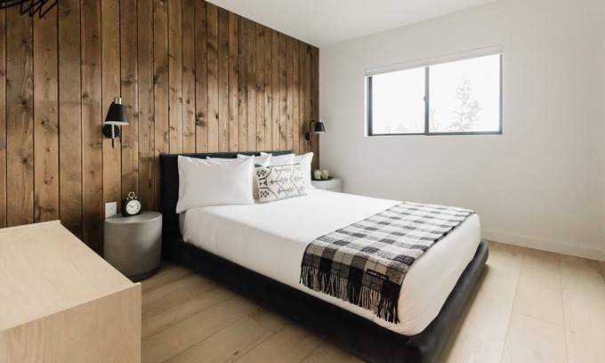 Columbia Falls Hotel | Experience Comfort at Wonderstone Hotel - King Micro Room