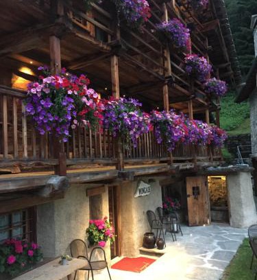 Gressoney-la-Trinite House | Experience Wongade: Family-Friendly with Spa & Dining