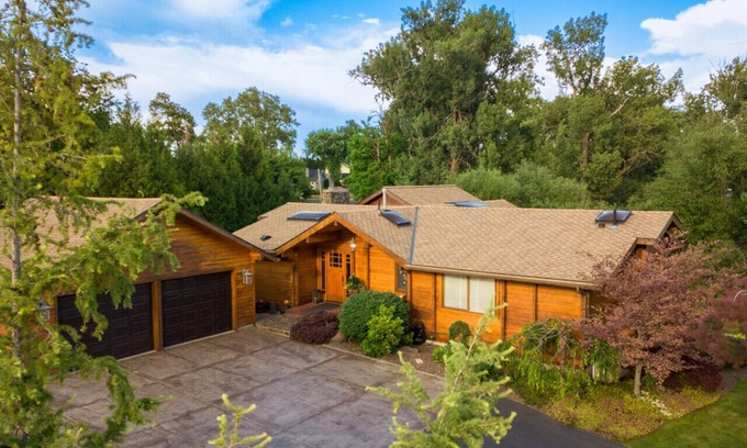 Walla Walla East House | Wood Duck Lodge: Private Lake Retreat with Top Amenities