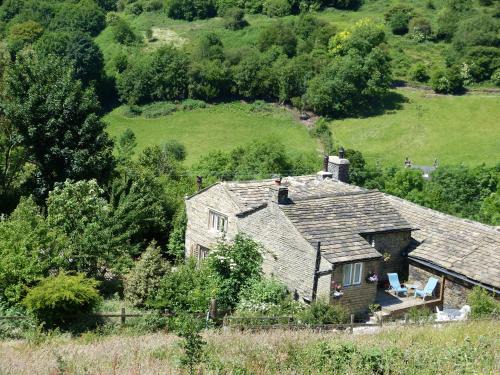 Ainley Top House | Wood End Cottage: Pet-Friendly Retreat with Family Amenities