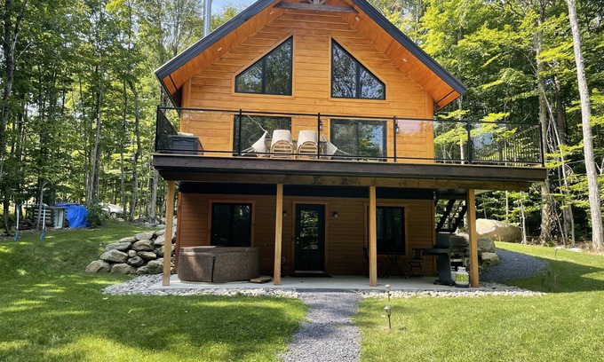 Potton Ski Chalet | Unforgettable Stay at Wood is Great with Pool & Spa Access