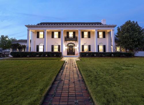 Forest Lake Bed & Breakfast | Experience Wood Manor Guest House: Rated 10/10 & Pet Friendly