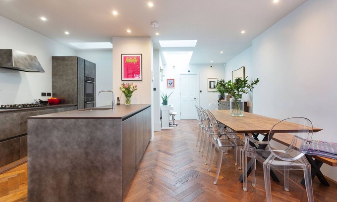 Camden Town with Primrose Hill House | Unique Wood Quirk Retreat with Spa and Family Amenities