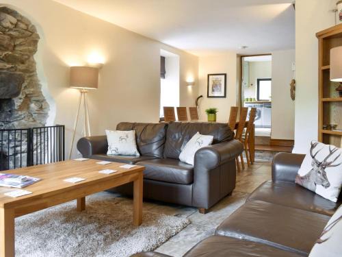 Backbarrow House | Woodside Cottage: Family & Pet Friendly Retreat Awaits